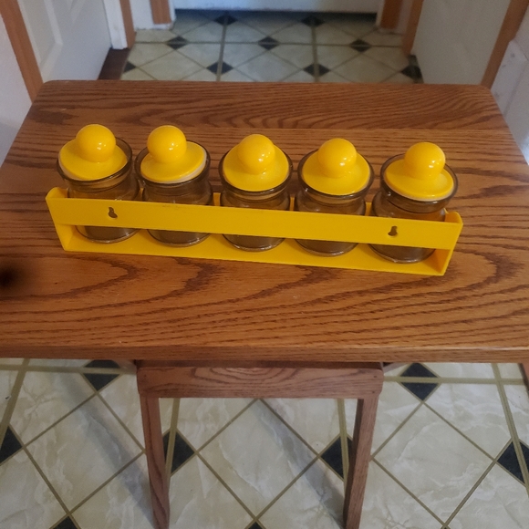 Vintage Yellow Spice Rack with 5 Plastic Canisters - Picture 4 of 4